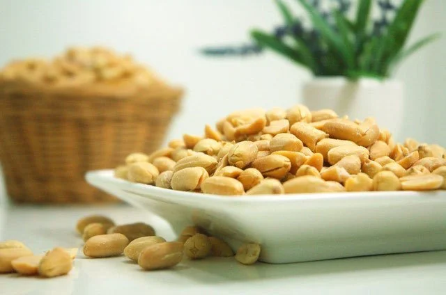 a serving of roasted peanuts